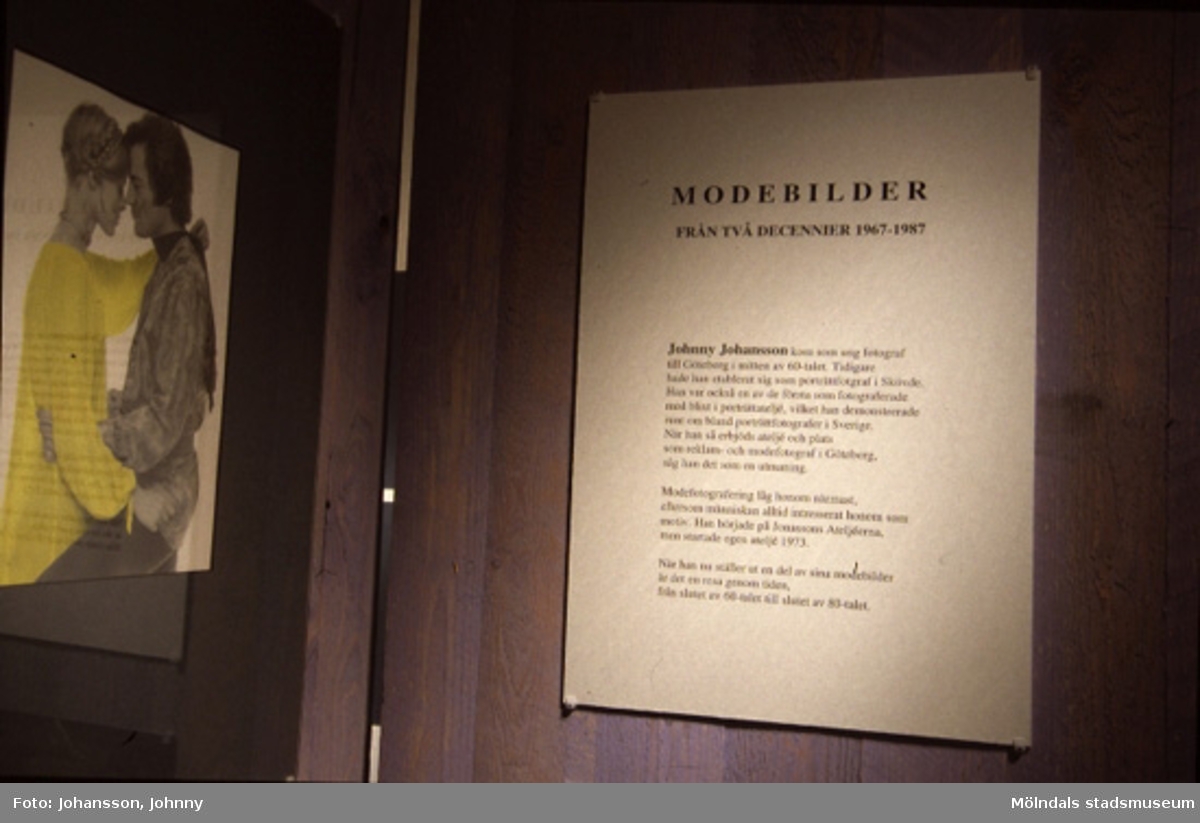 Fotografen Johnny Johanssons utställning "Modebilder från två decennier 1967 - 1987" på Mölndals museum, N. Forsåkersgatan 19 i Kvarnbyn, år 1998. Relaterade motiv: 2006_0326 - 0339.