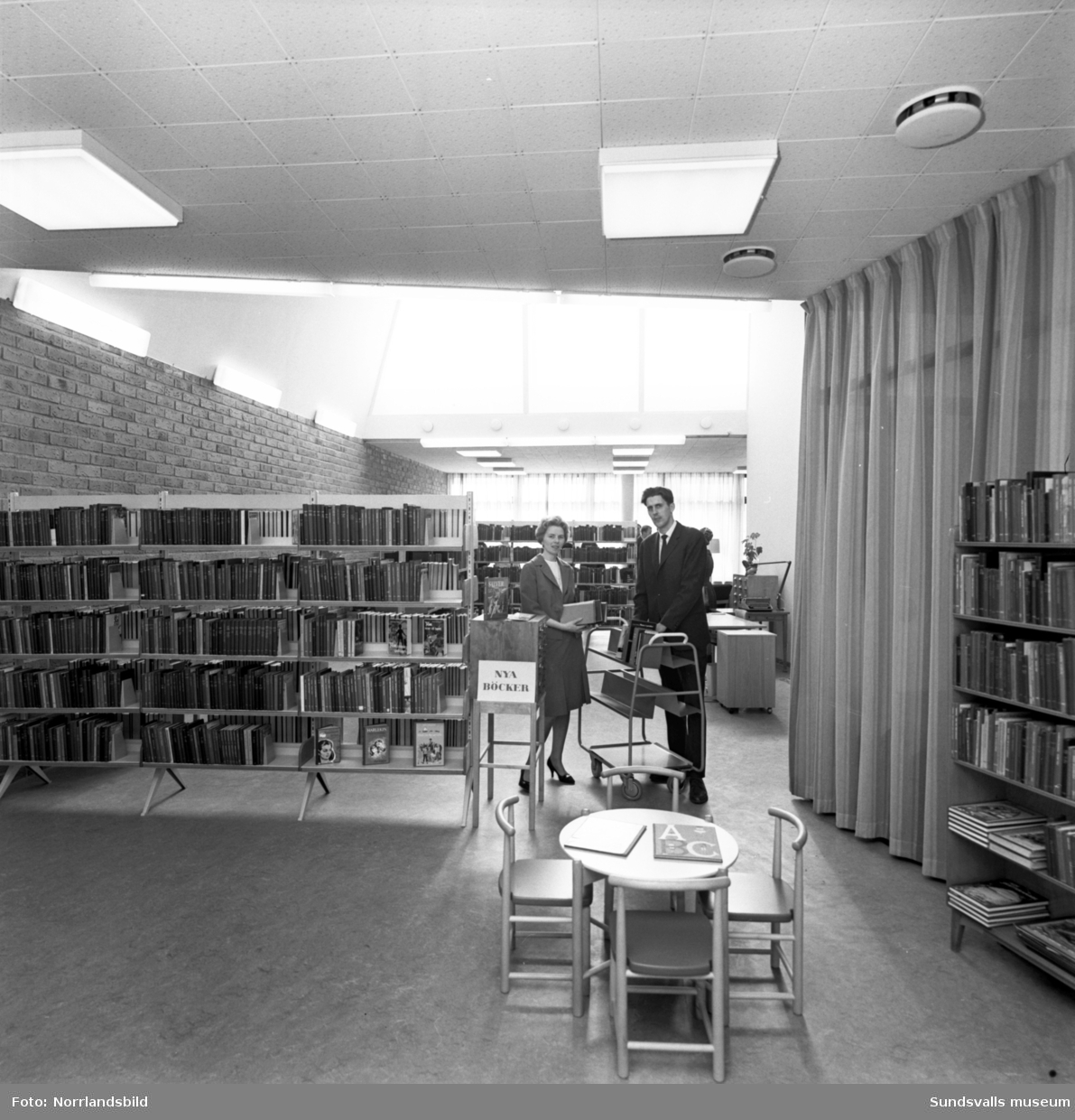 Interiör från det nya moderna biblioteket på Skönsmon.