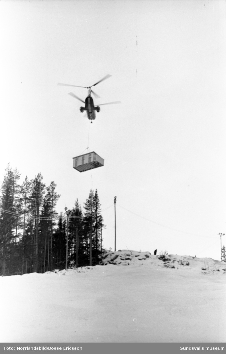 Sportstugelyft med helikopter vid Getberget, Fränsta. Fotograferat för Dagens Nyheter.