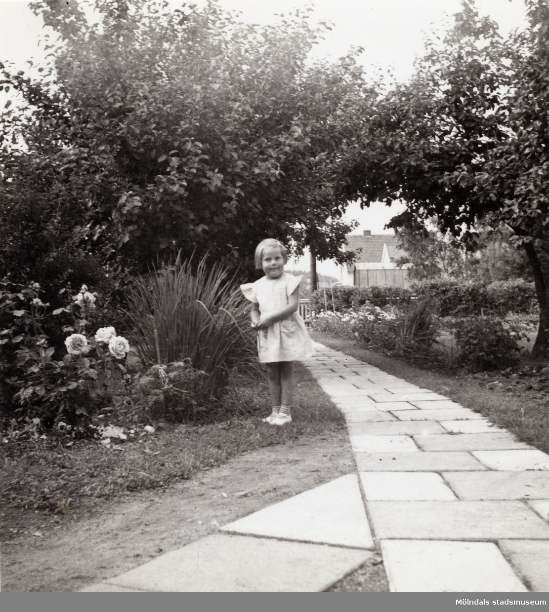 Solhemsgatan 10 år 1952. Åke Börjessons hustrus syskonbarn Annika Bjerrhede. I bakgrunden Solhemsgatan.