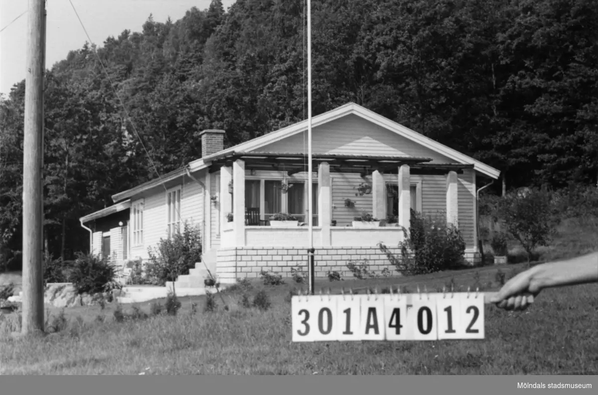 Byggnadsinventering i Lindome 1968. Inseros 1:72.
Hus nr: 301A4012.
Benämning: permanent bostad.
Kvalitet: mycket god.
Material: trä, kalksand.
Tillfartsväg: framkomlig.
