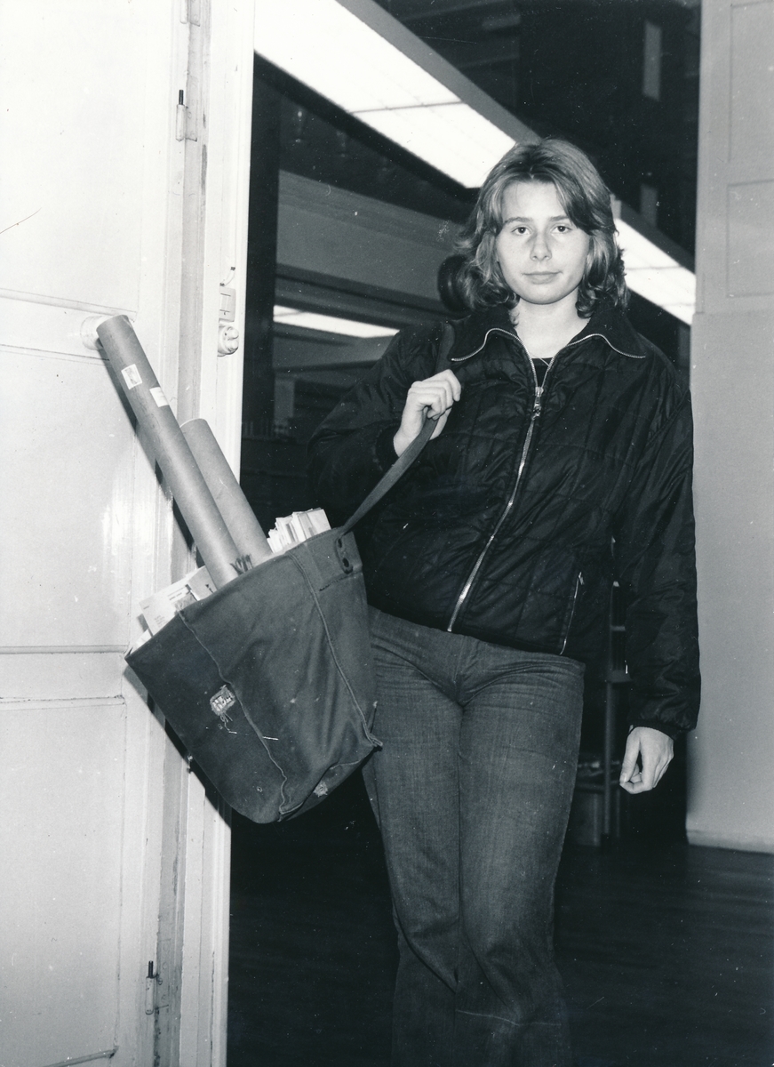 Fotografi föreställande lördagsvikarien Eva Anneling, 15 år, Göteborg 1, 1973.