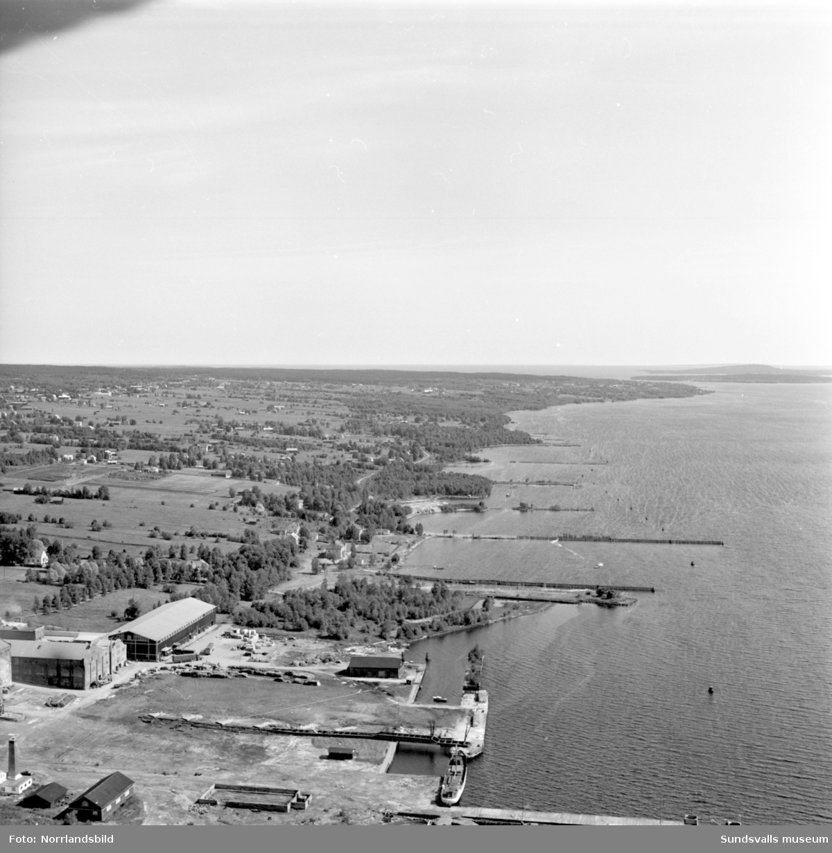 Flygfoton över Söråker, Strand, Sörvik med omnejd. Gullhögens fabrik, Strandbo ålderdomshem.