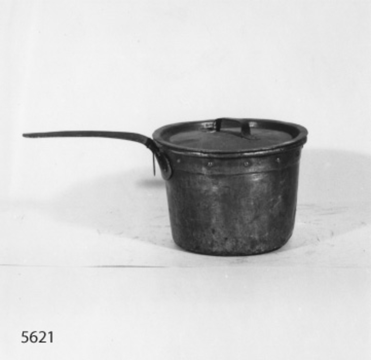 Panna koppar-, mindre. På lock och handtag märkt: "Örnen" samt kronstämpel på handtaget. Från 1880.

Sicksacksskarvar på botten samt nitning på sidan.