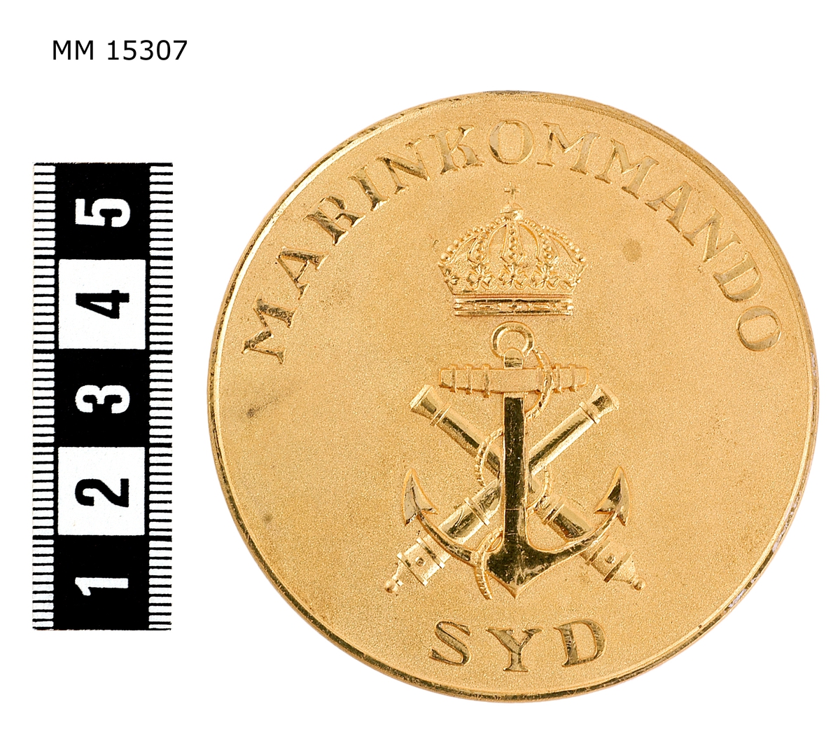 Rund medalj. På framsidan Marinens emblem, krönt med en sluten kunglig krona. Över står: MARINKOMMANDO SYD. På baksidan, en lagerkrans, öppen upptill. Medaljen ligger i etui (Beskrivning på etui saknas)