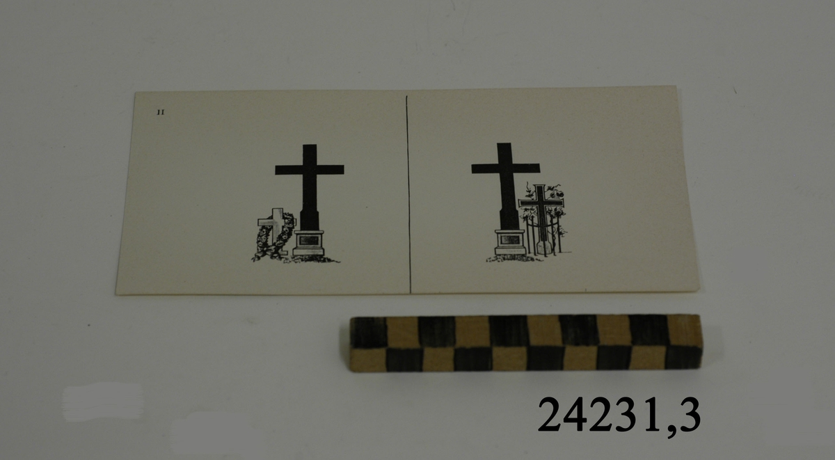Rektangulärt vitt pappersark, numrerat II i övre vänstra hörnet. På arket syns två olika bilder i svartvitt, en för vardera öga. Till vänster: Två gravstenar, den högra ett högt svart kors på sockel. Till vänster om detta ett mindre och lägre vitt kors behängt med en krans. Till höger: Två gravsenar, den vänstra ett högt svart kors på sockel. Till höger om detta ett mindre och lägre svart kors omgärdat av staket med klängros.