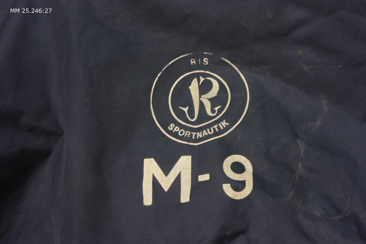 Blå packväska till gummibåt. Märkt med text "M-9" samt logotype med text "RIS Sportnautika".