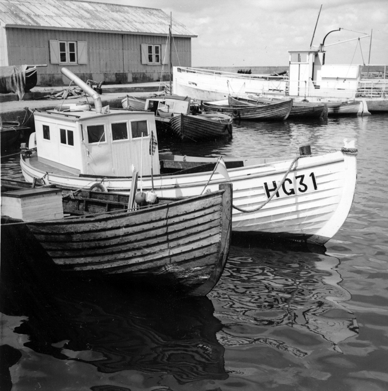 Skåne, Torekov, inre hamnen, i bakgrunden räddningsbåtens hus. I förgrunden en skånebyggd däcksbåt och en skånesnipa, möjligen Rååbygge. Juni 1962
