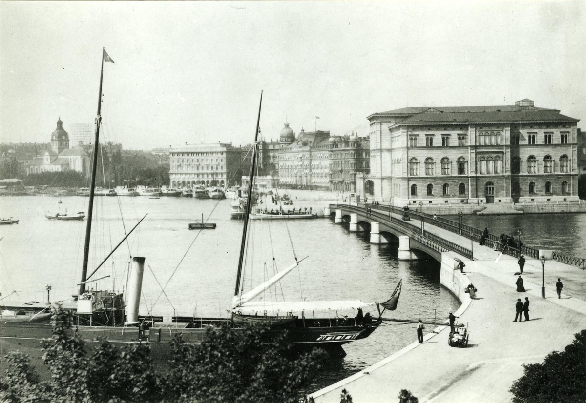 Utsikt över Skeppsholmsbron och södra Blasieholmskajen. Fotografiet taget av Lindahls Fotografiaffär omkring år 1890.