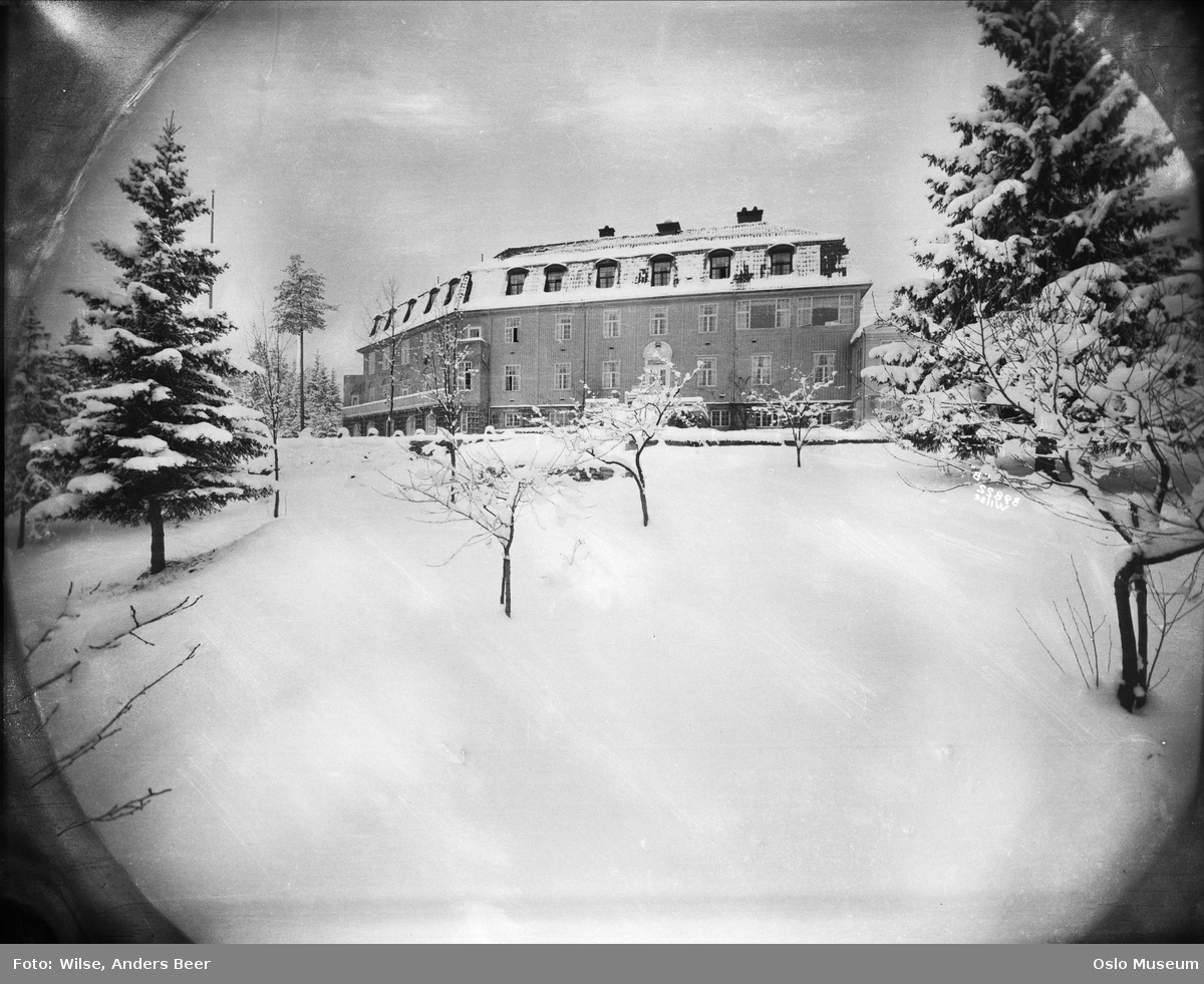 Midtstuen sanatorium, hage, snø