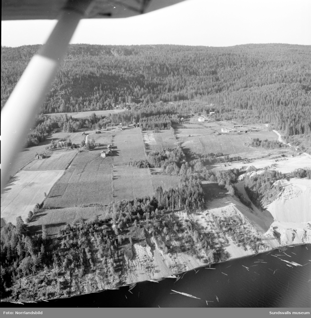 Flygfoton över landsbygd och gårdar kring Östanskär, Indal.
