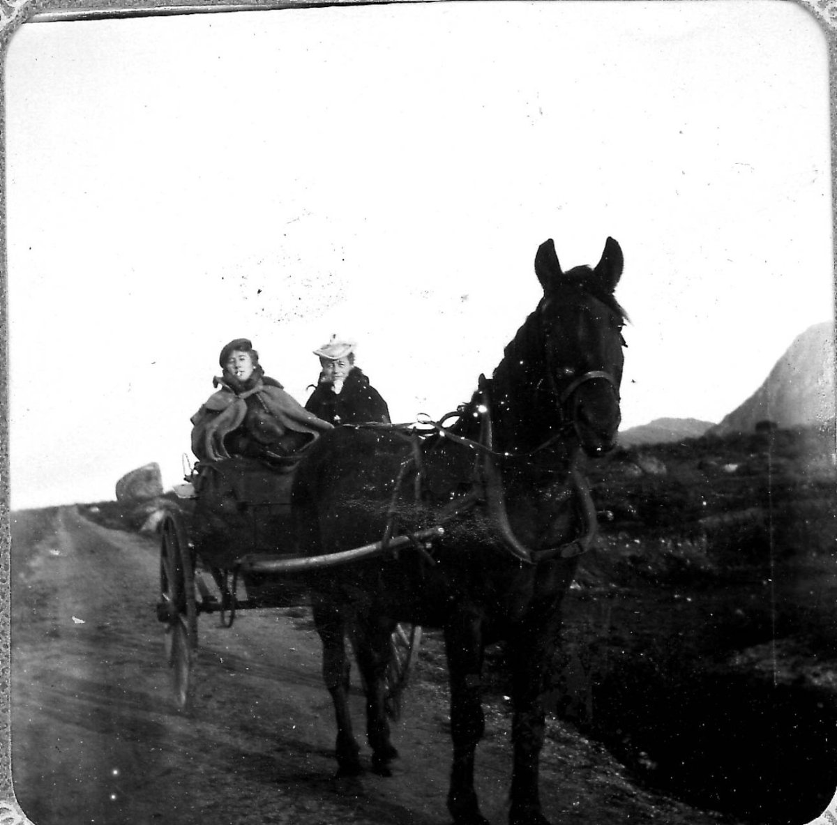 På kjøretur rundt Hadseløya med hest og vogn. Til venstre sees Kirsten Stabell Frederiksen, gift med advokat Jens Frederiksen, Rabben i Hadsel. Til høyre fru Stabell.