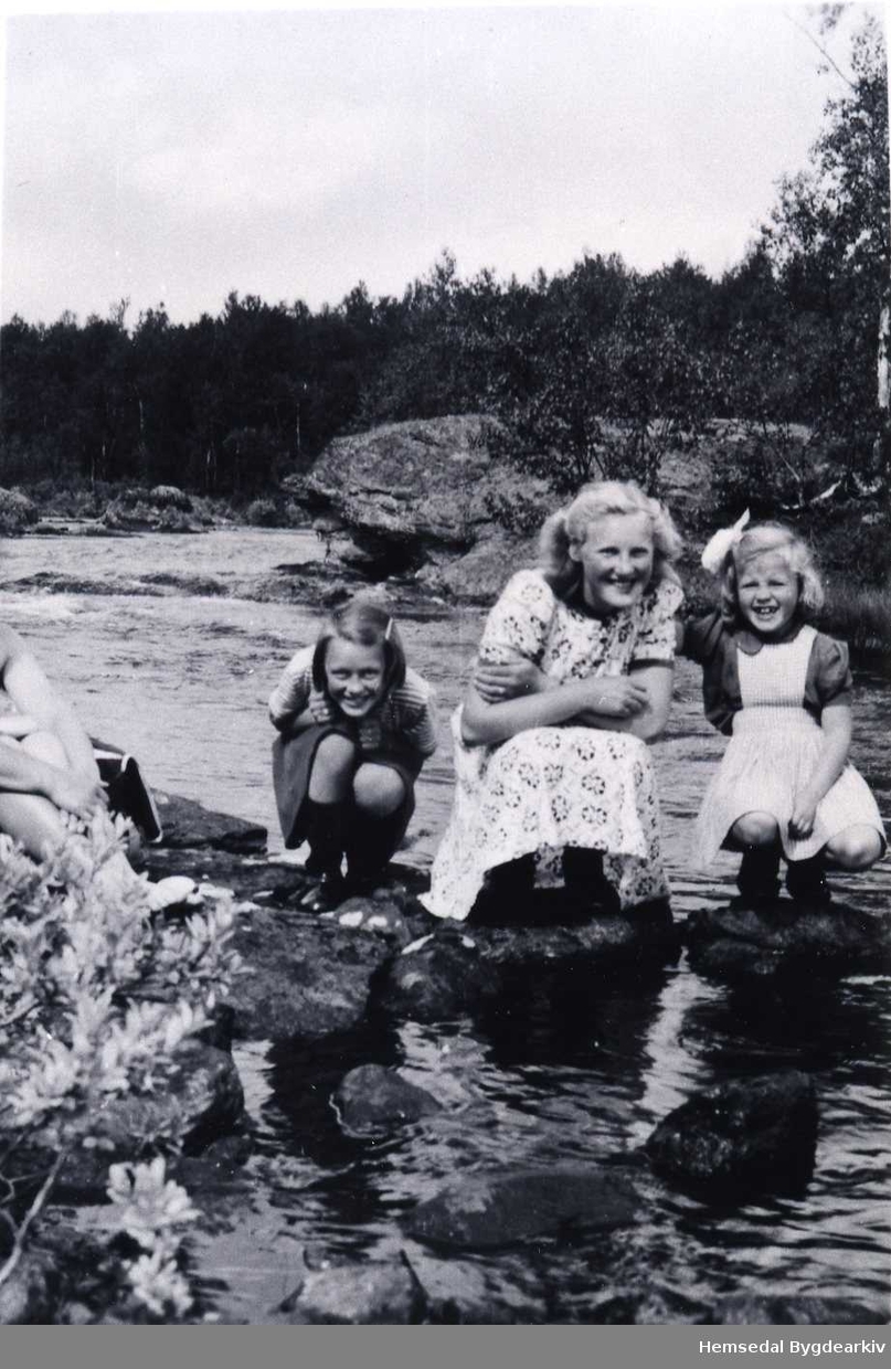 Ved elva Nøra i Gol 1948-1950.
Frå venstre: byjente, Ingrid Ålstveit, byjente.