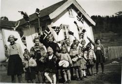 På Kyrkjebøen i Trøym i Hemsedal,17.mai  ca. 1942

Frå venst