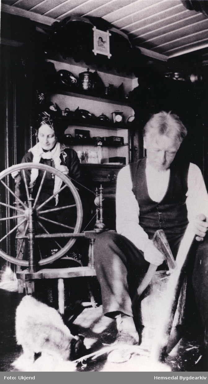 Innearbeid på Flaten i Lio i Hemsedal i 1920-åra.
Ragnhild Mjølid og Ola Flaten