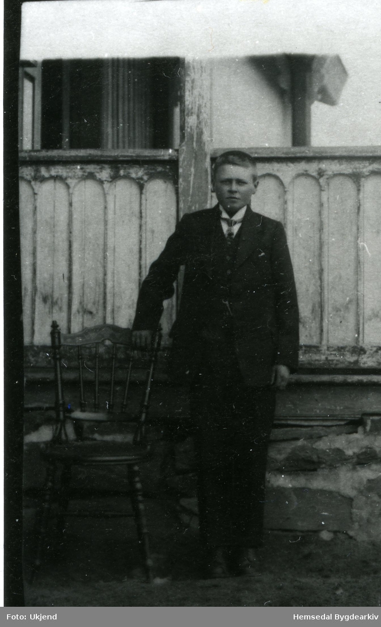 Rasmus Eikre som konfirmant i 1924 utanfor Løken skule. Familien budde her til 1924. Faren var lærar Lars Eikre
