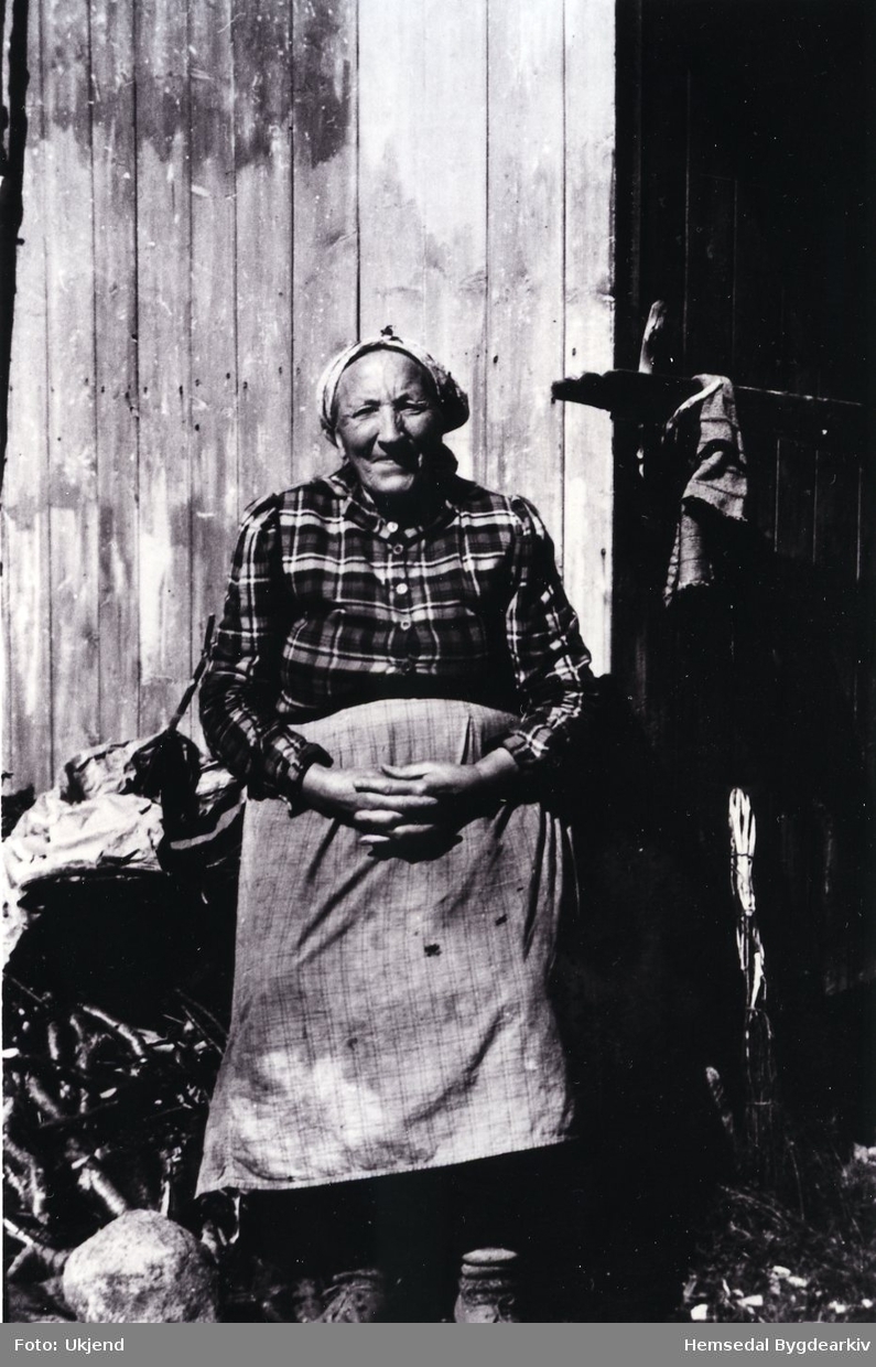 Guri Liheim (1873-1960)
Store Guri vart att åleine med 4 mindreårige born. Ho måtte ta teneste "uttafør" (utanfor bygda) om vinteren , om sumaren var ho onnejente.