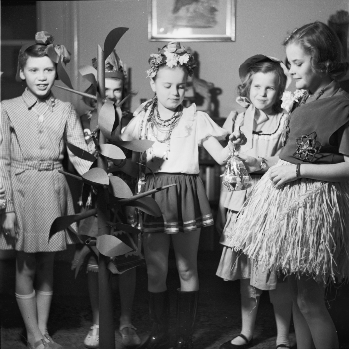 Barnkalas med maskerad
Fem flickor