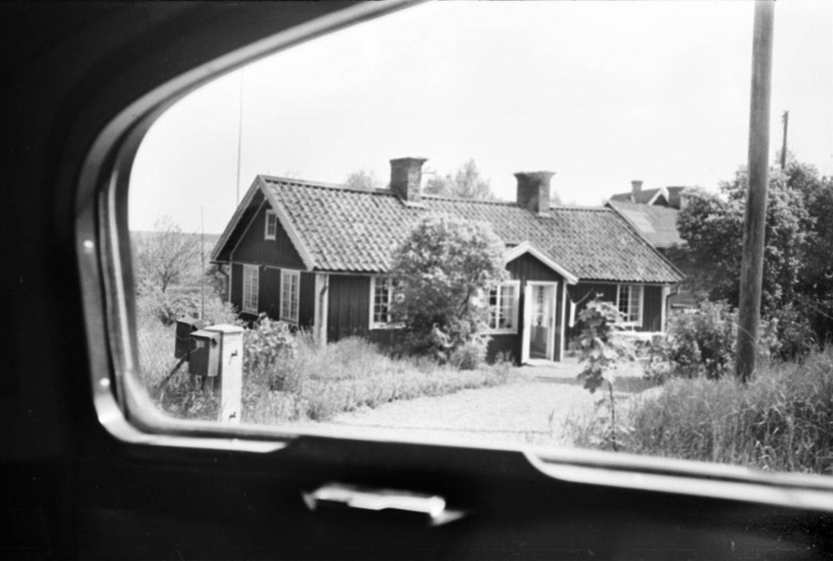 Bebyggelse vid landsväg
Fotograferad genom en bilfönster
Exteriör