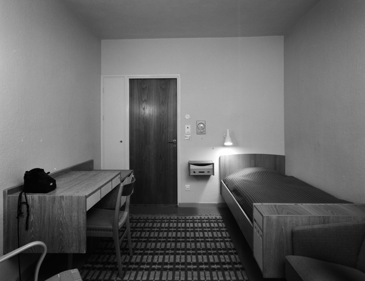 Valhall Hotell
Interiör, enkelrum med tänd sänglampa.
