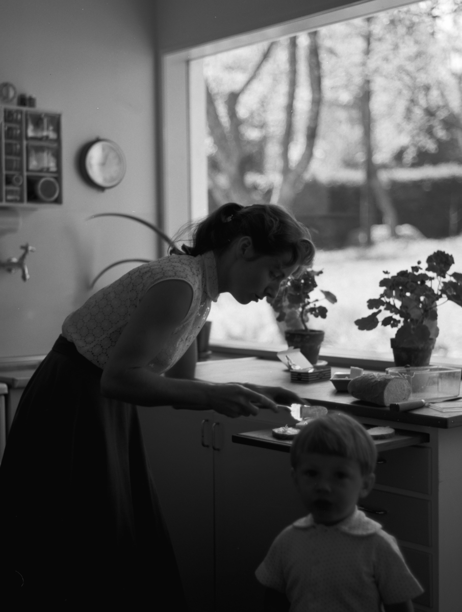 villa Ahnborg
Interiör av kök, kvinna med liten pojke vid fönster