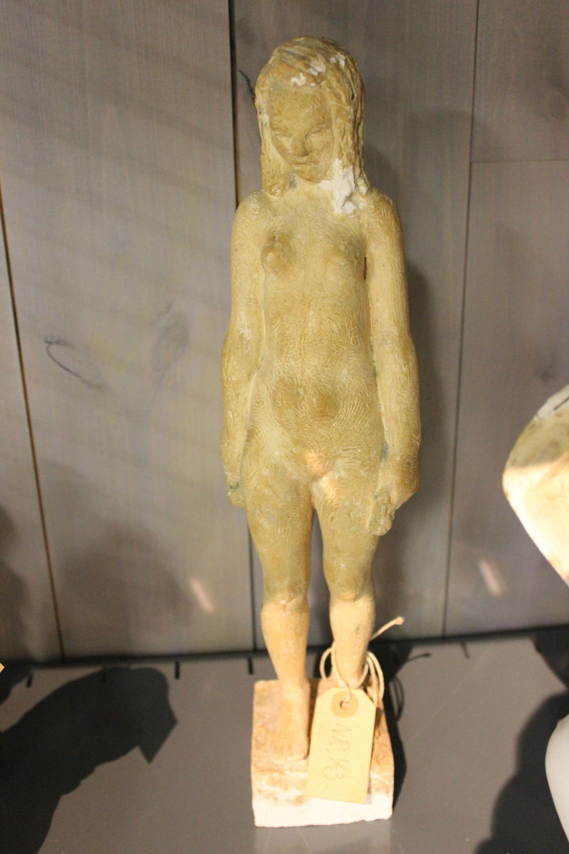Skulptur i gips av en ung naken kvinne. Tittel: ETTER BADET" fra 1953.