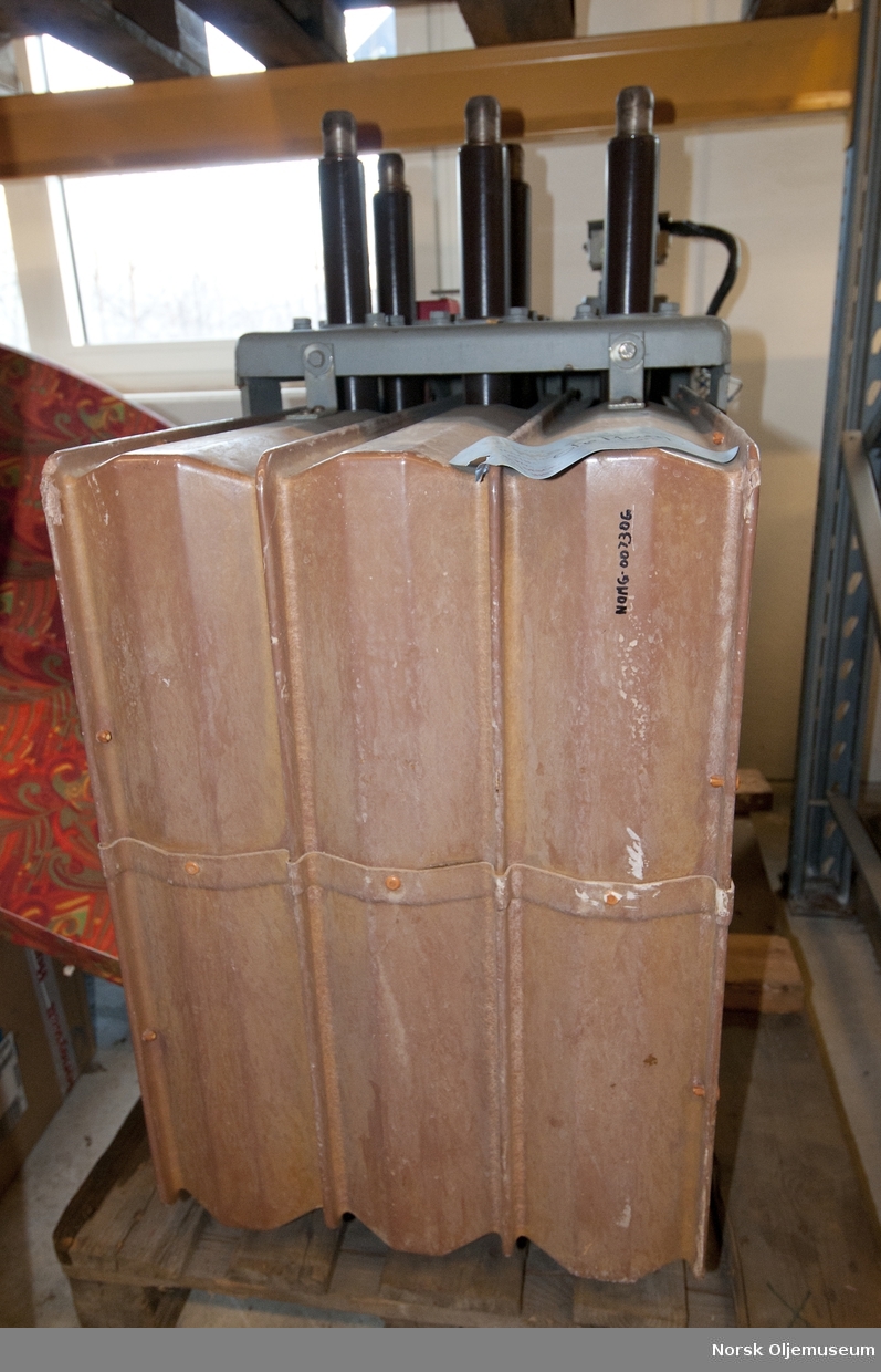 Elektrisk utstyr bestående av en transformator og en boks brukt til flombelysning på helidekk/HST.