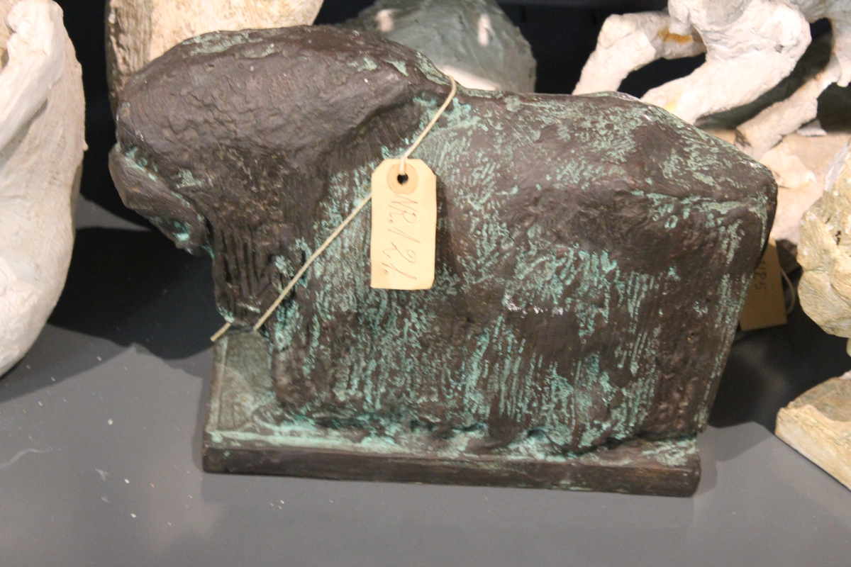 Skulptur i bronse av en Moskus. Se også nr.120.