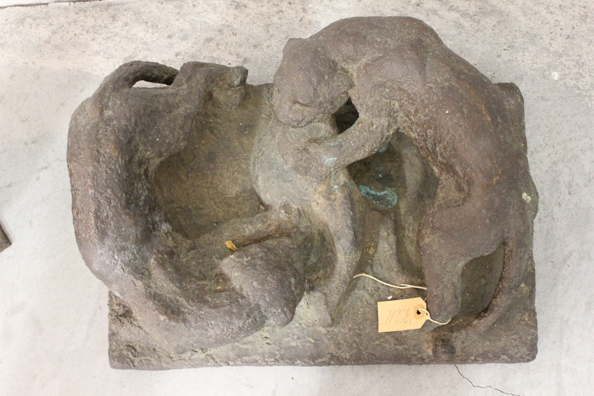 Skulptur i bronse av to pantere med et bytte som deles. Tittel: "Byttet deles".