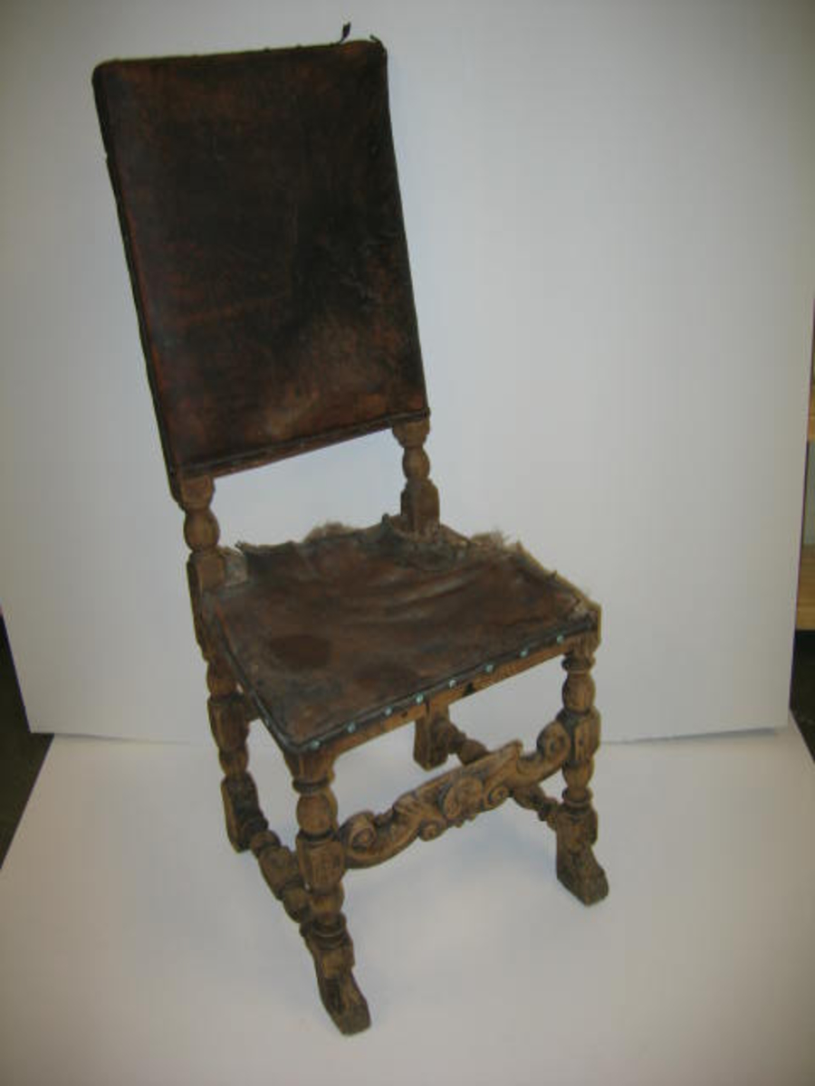 1 stol.

Høirygget stol av ask av samme type som "Bænk og stol i Norge"  fig. 188. Fra ca. 1660.
Sæte og ryg betrukket med skind, noget defekt. Forbindings bret i barok.
Gave fra Simon og Lars Smidji, Feios.