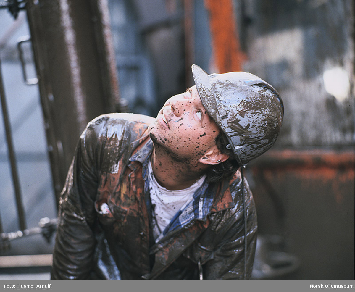 En arbeider tilsølt med boreslam på boredekket på den halvt nedsenkbare boreriggen "Ross Isle".