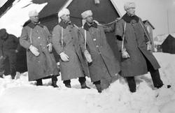 Soldater fra Scots Guards poserer i vinteruniformer.