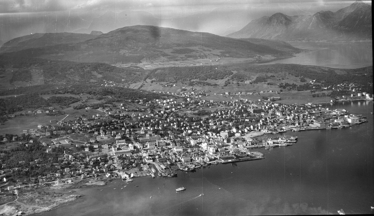 Flyfoto av Harstad by, fotografert mot vest.