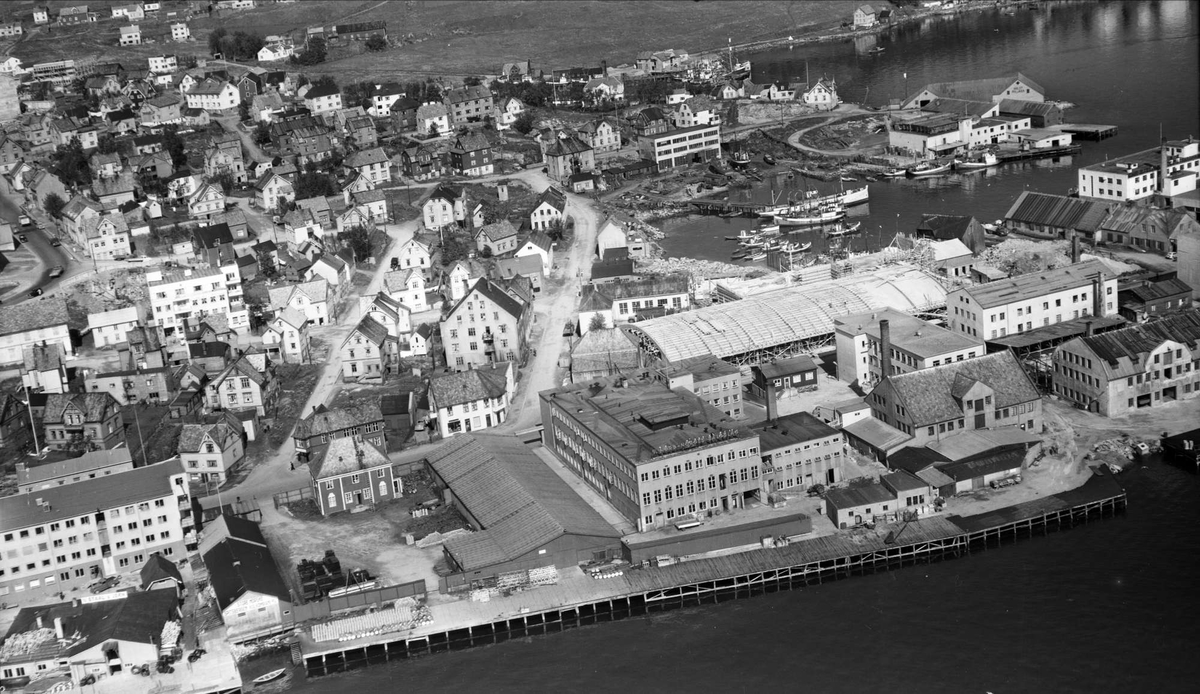 Flyfoto av Nord-Norges Salgslag på Hamneset med Harstadhamn og 