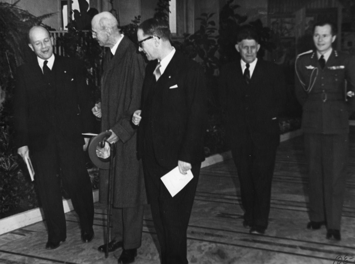 Byråsjef Sjetne, Kong Haakon VII, Ove S. Hannestad som formann i Norges blomsterforbund N.B.F., Landsutstillingen Oslo Rådhus, 1950.