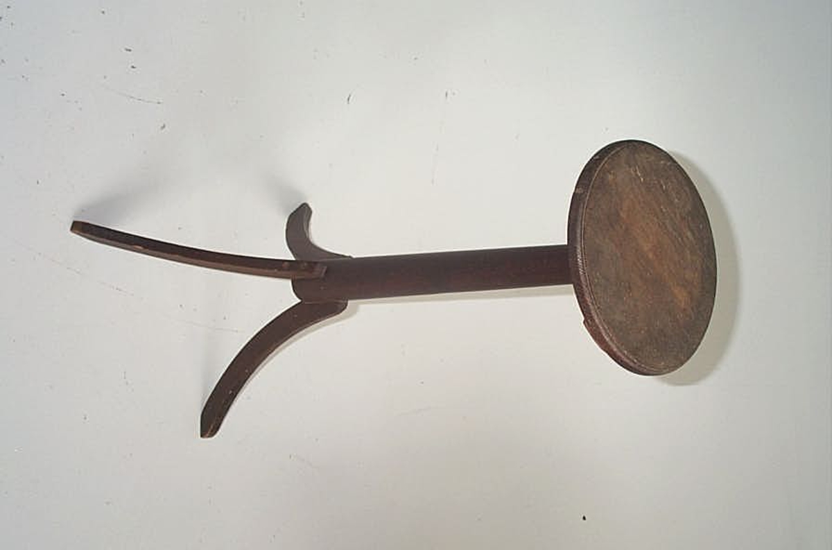 Form: Søyleforma med rund bordplate    
