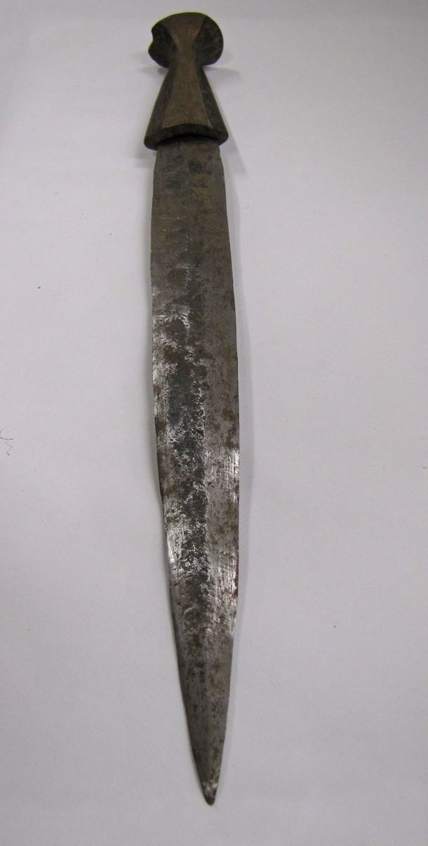 En av 2  knivar. Ambo-dolkar.

Knivarns längd: 36.5 cm
Slidornas längd: 27 cm.