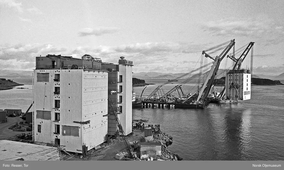 Byggingen av boligmodulene til Statfjord A foregår på Leirvik Sveis på Stord.
Det må kraftig utstyr til når modulene skal flyttes, og 3 store flytekraner er her i sving med løftingen.  En av modulene er her på vei ut fjorden for å plasseres på Nattrutekaien på Leirivk der den sto en periode mens en lekkasje i ett av betongskaftene på Statfjord A  ble reparert.
Firmaet Leirvik Sveis heter i dag Apply Leirvik.