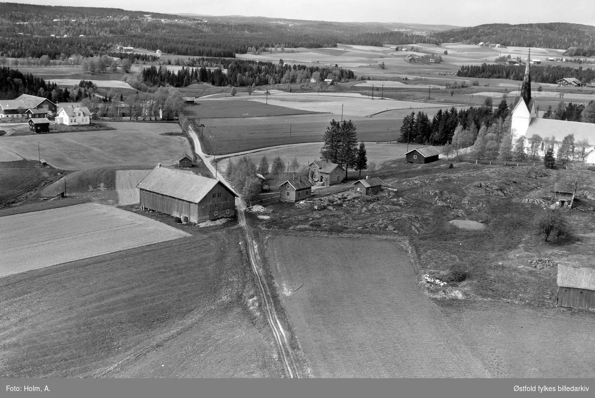 Gården Revhaug i Eidsberg, flyfoto fra 27. mai 1957.