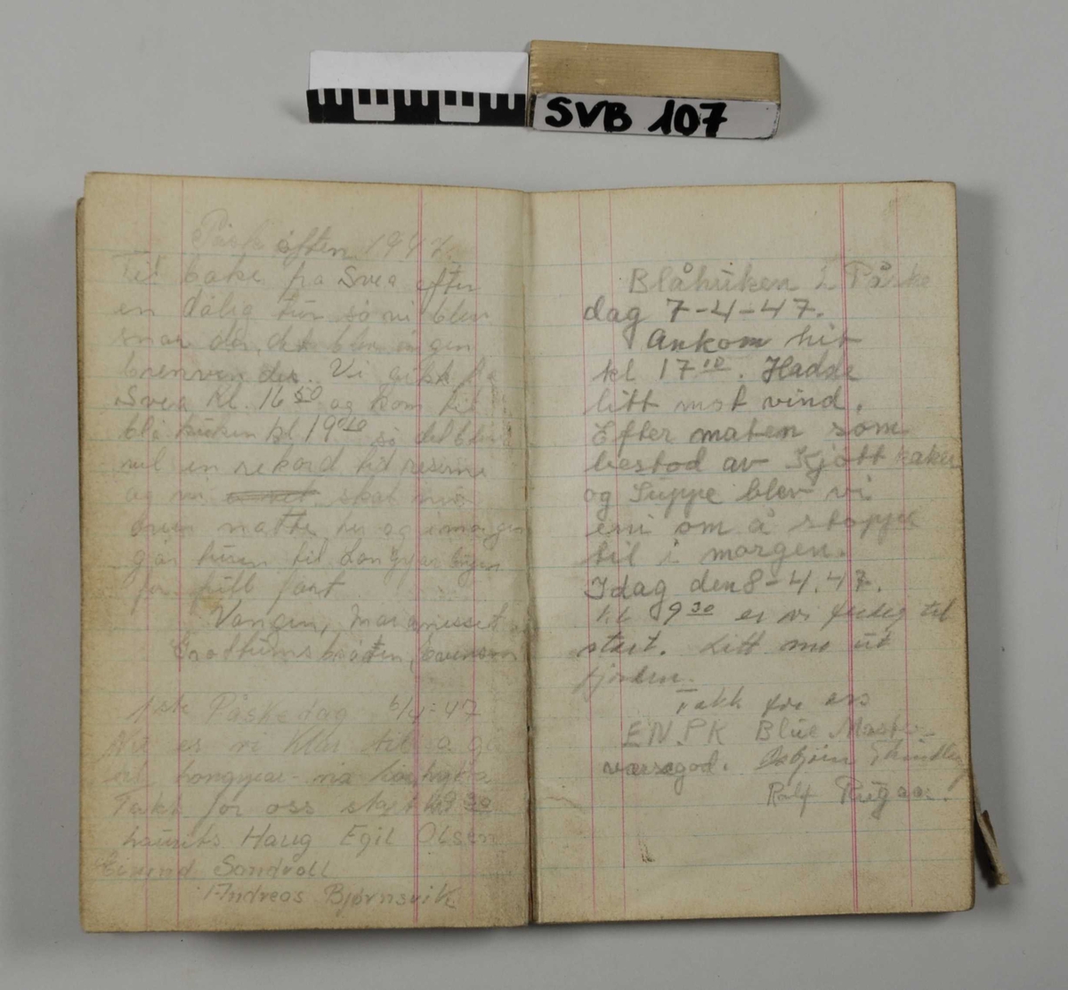 Notatbok for regnskapsføring i lommeformat. Linjerte sider med kolonner. Omslag av papp og rygg av rød papirtape. Håndskreven tekst.