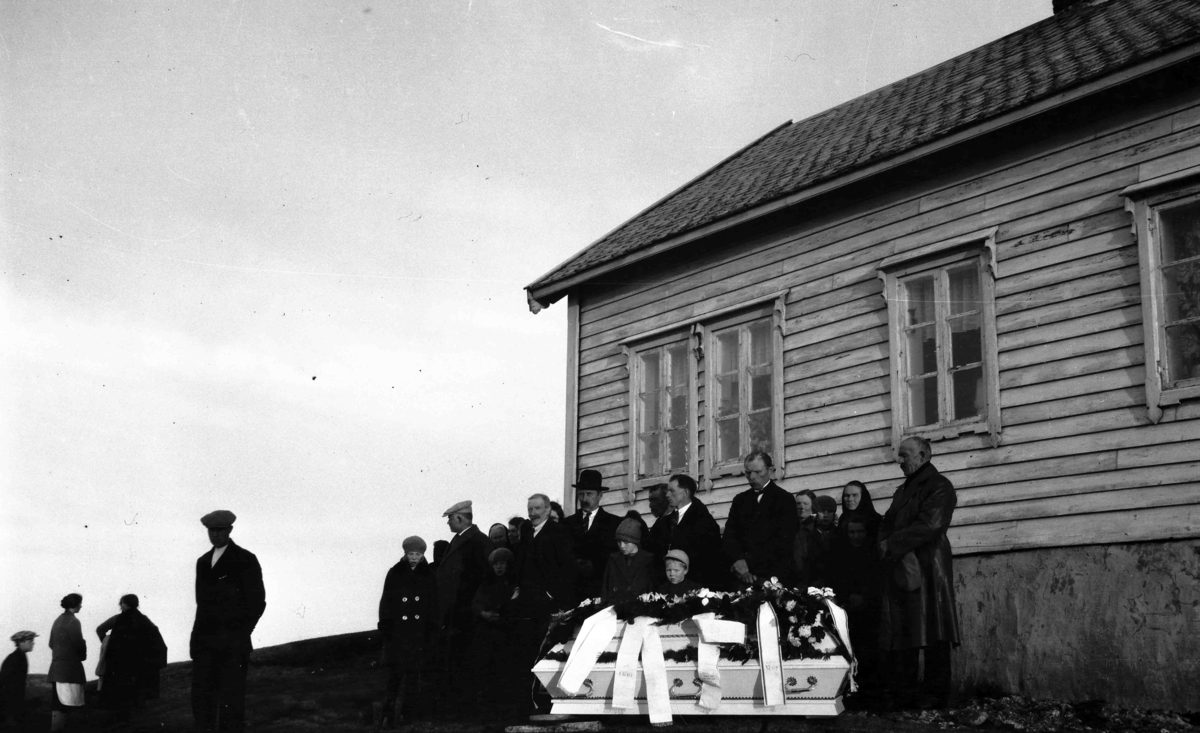 Gravferda til Berte Hillersøy i Bulandet. Kiste og følge foran huset til Olai Hillersøy.
