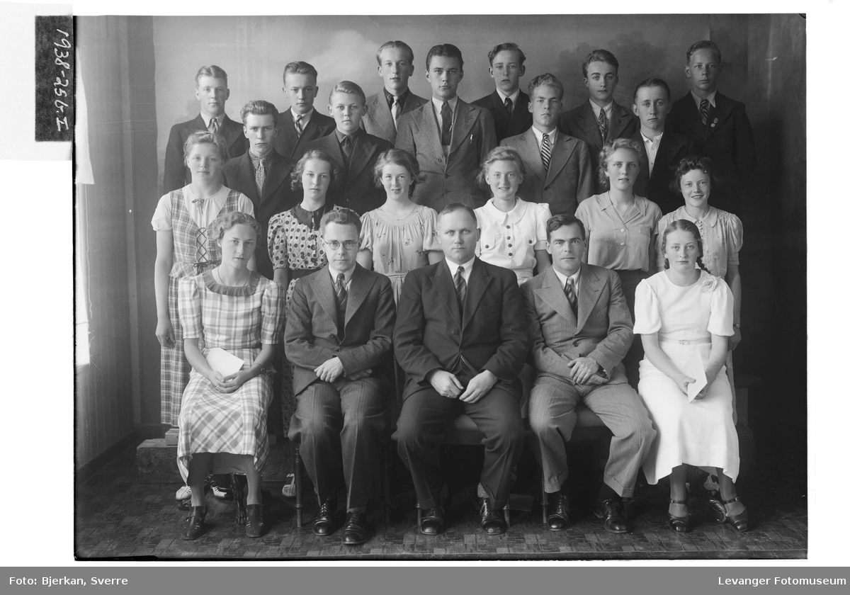 Gruppebilde av Levanger Middelskoles ene avgangsklasse i 1938