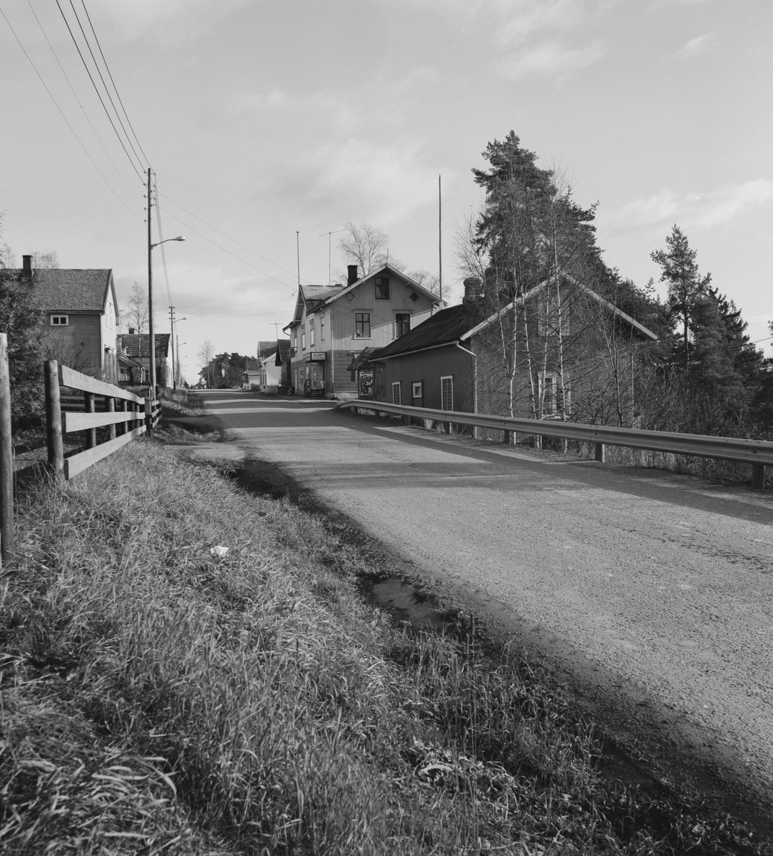 Klevbakken, Ådalsbruk. Elvartun på venstre siden, Dahl A/S Dagligvarer (Falkheim) og "Stupet" (Elverhøi) på høyre side. Klevbakken 75, 79 og 78. I Elverhøi drev de baker i fra 1897 til ca 1930. Elverhøi, bakeri lagt fram for salg i 1936, (HA 04.12.1936) Løten.