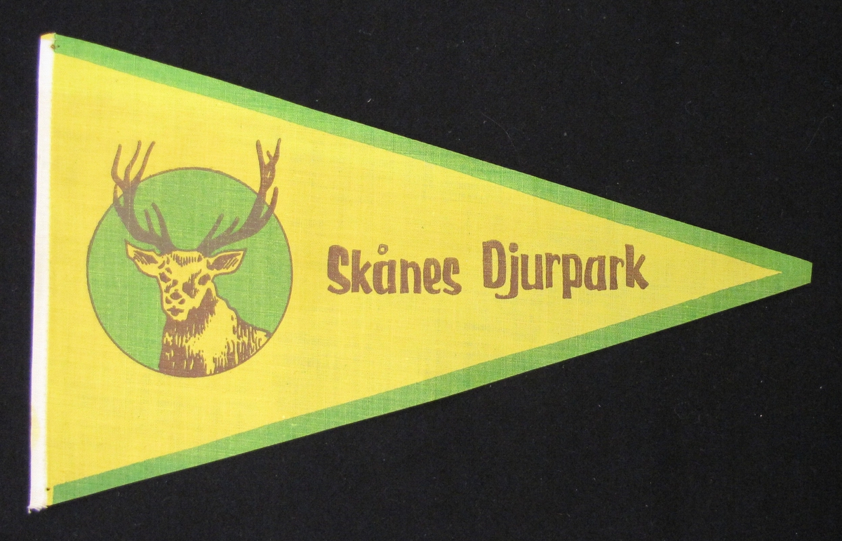 Cykelvimpel från Skånes Djurpark. Motivet är tryckt  med motiv av en råbock.

Vimpeln ingår i en samling av 103 stycken.