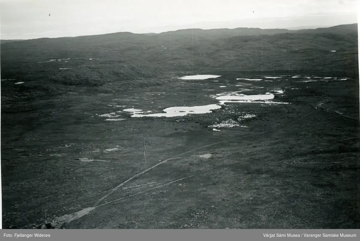 Flyfoto av  Stuorravuonguolbba / Karlebotnsletta i Unjárgga gielda / Nesseby kommune, 1953