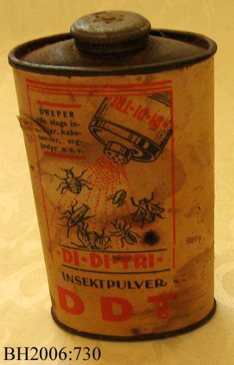 En flat flaske av blikk med insektpulver. På baksiden av etiketten bruksanvisning.