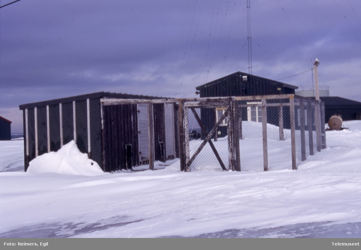 Bygninger Svalbard - Isfjord radio - Hundegård S