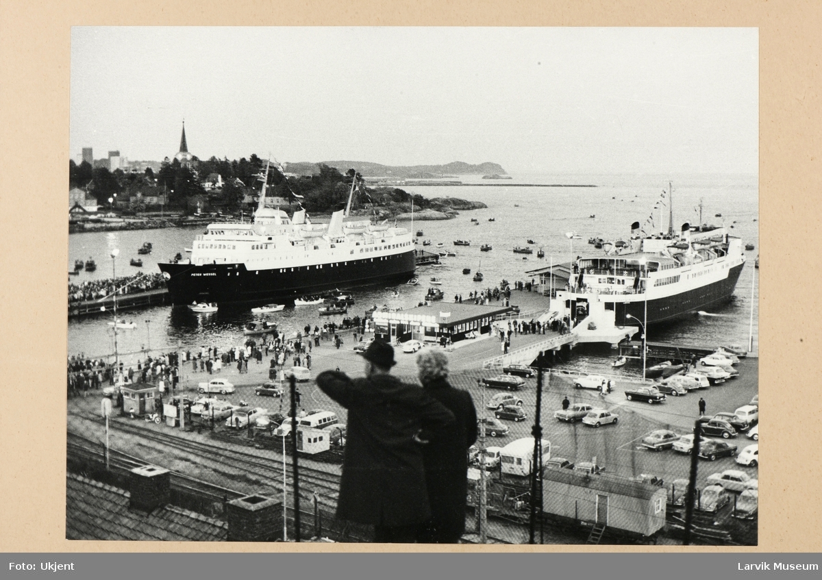 MS Peter Wessel (nr. 2) mottas i Larvik etter jomfruturen 27. mai 1968. Cort Adler til høyre.