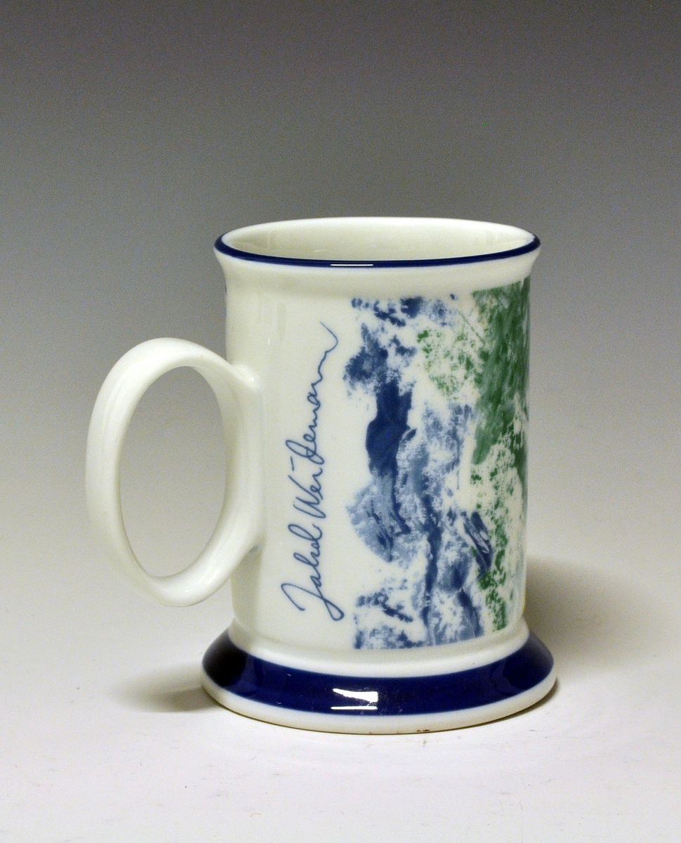 Kaffekrus av porselen, med oval hank og påstøpt stett. 
Modellen er designet av Eystein Sandnes.
Motiv: Jakob Weidemann.
Modellnr: 2640
