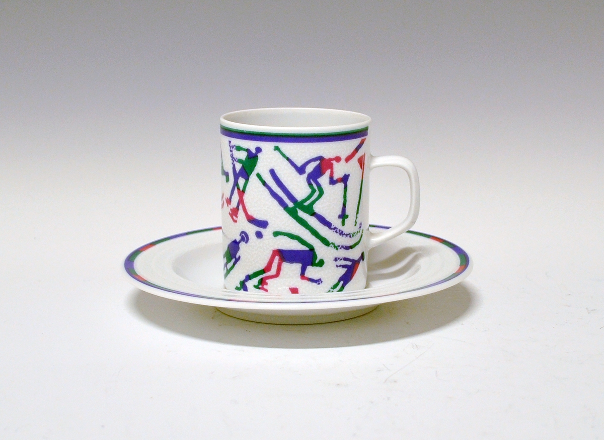 Kaffeskål av porselen med hvit glasur. Dekorert med den offisielle dekoren til Lillehammer OL 1994, rand i blått, grønt og rosa.
Modell: Saturn av Grete Rønning.